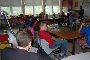 DSC_0377 Commissioner Bowen tests out Farwell Elementary's pilot teacher evaluation system, which makes good use of iPads.