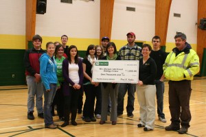 Mrs. Leslie Marquis and her Biology II Class with award from Dig Into Science.