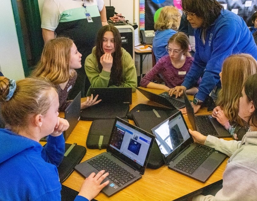 benton-elementary-schools-lynn-hamlin-providing-support-for-students-at-this-years-third-slam-showcase