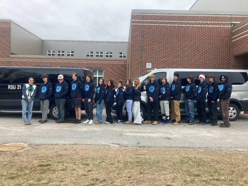 KHS Alternative Education Program students gather with their teachers, Jacqui Holmes (far left) and Edward Sharood (far right), for a group picture.